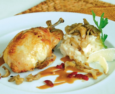 Codornices asadas rellenas de foie gras de pato con arándanos y risotto con gírgolas - 